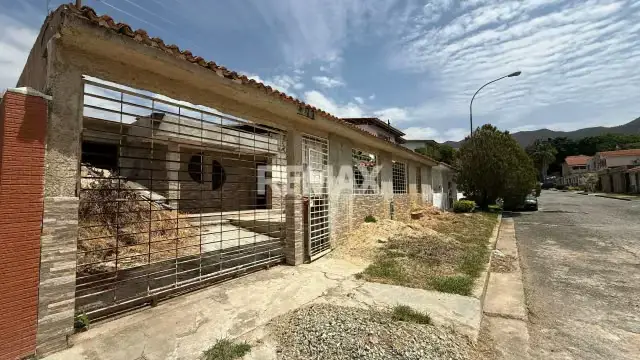 EN VENTA CASA QUINTA EN FASE FINAL ESTRUCTURAL DE MODERNIZACION EN EL TRIGAL NORTE