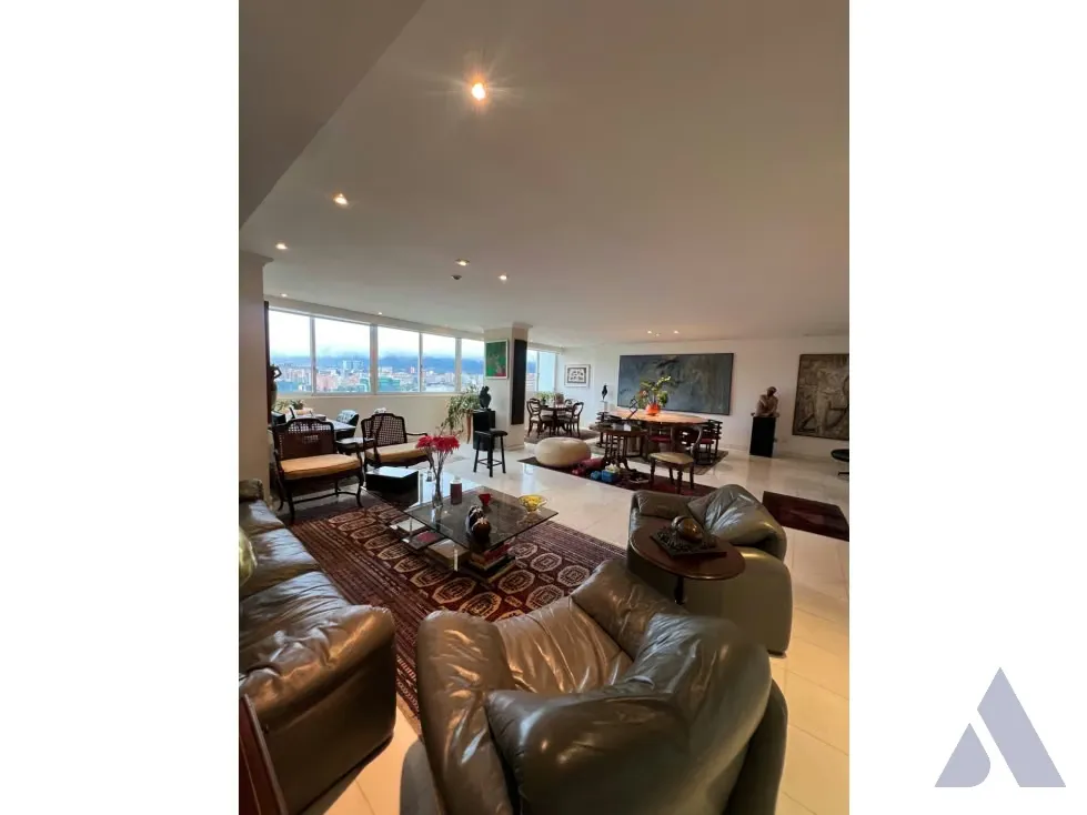 Vendo apartamento en calle cerrada 220m2 Las Mercedes 9303