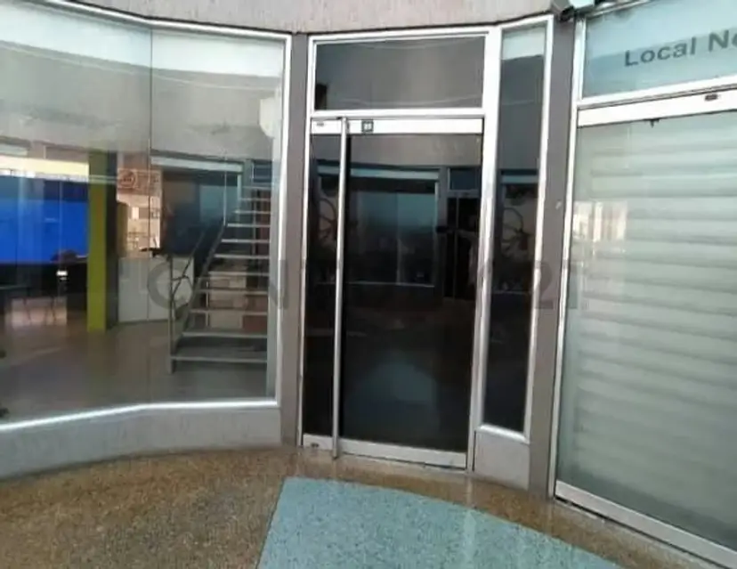 En venta local comercial, avenida Delicias Norte, C.C Riviera Mall