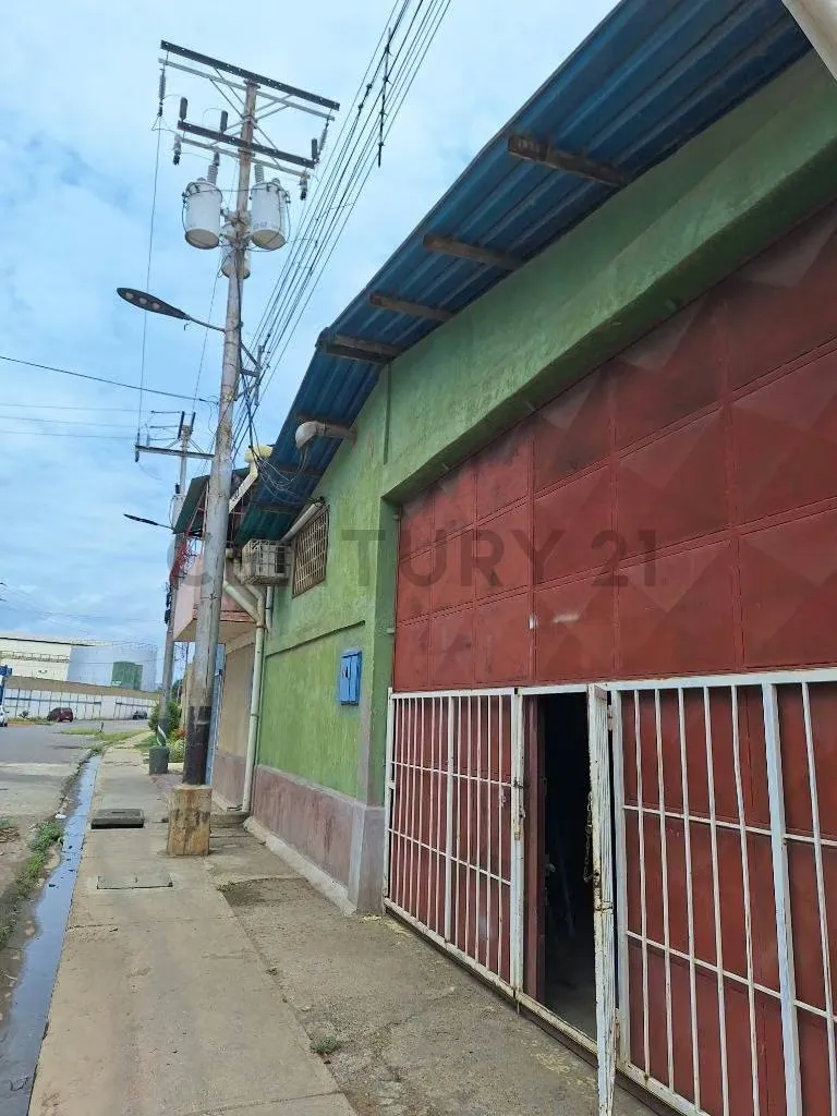 Propiedad Av Alterna Galpón / Residencia