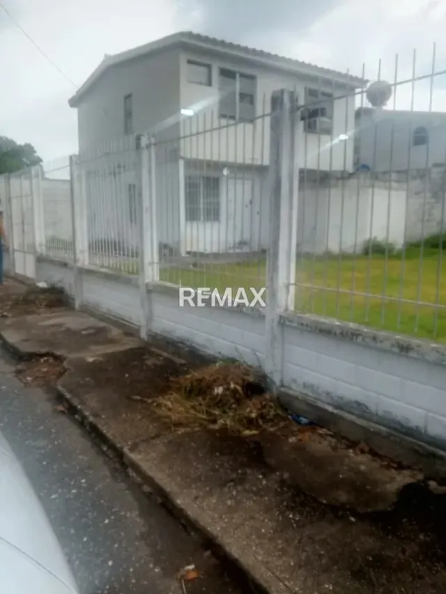 Se Vende Casa de dos pisos ubicada en Villa Pastora 1, - 3