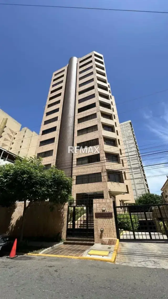 APARTAMENTO AMOBLADO CON VISTA AL LAGO EN RES VIVIANA