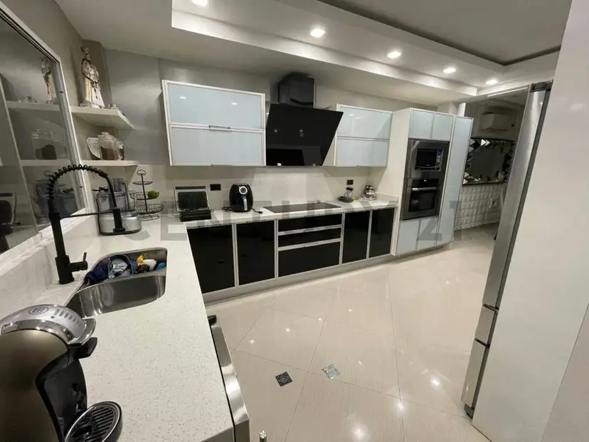 Casa con acabados modernos y lujosos con buen acceso en Cumana