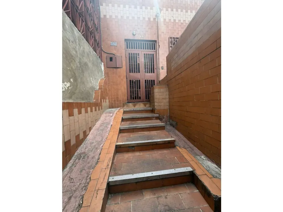 Venta de casa en Catia, calle Argentina, orilla de calle 324m2/9H/6B