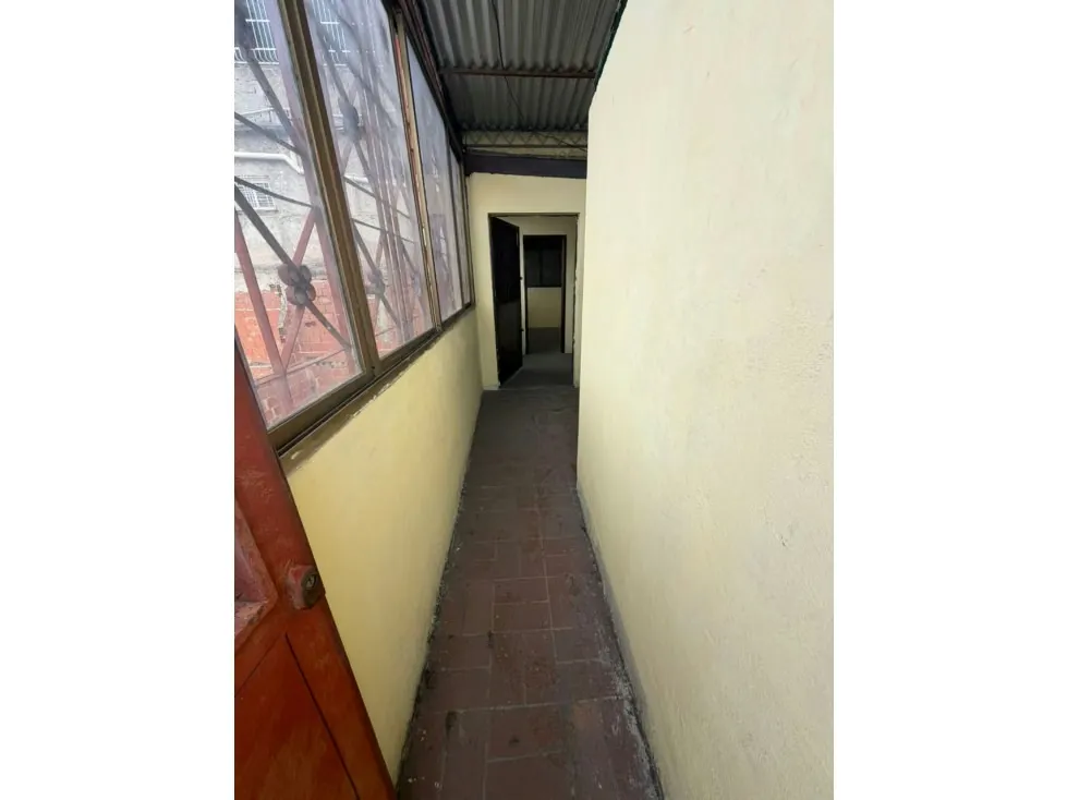 Venta de casa en Catia, calle Argentina, orilla de calle 324m2/9H/6B - 13