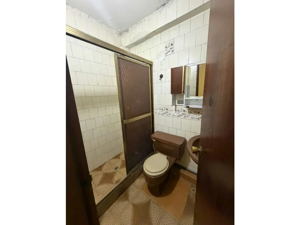 Venta de casa en Catia, calle Argentina, orilla de calle 324m2/9H/6B - 18
