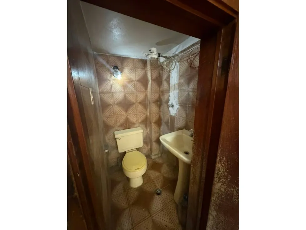 Venta de casa en Catia, calle Argentina, orilla de calle 324m2/9H/6B - 23