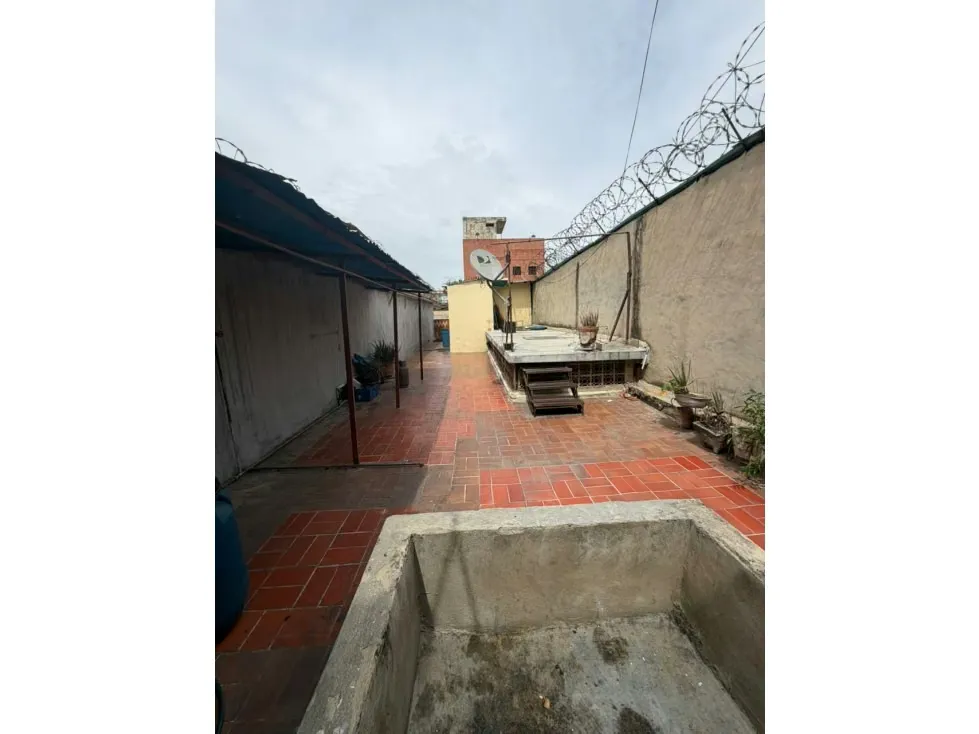 Venta de casa en Catia, calle Argentina, orilla de calle 324m2/9H/6B - 27