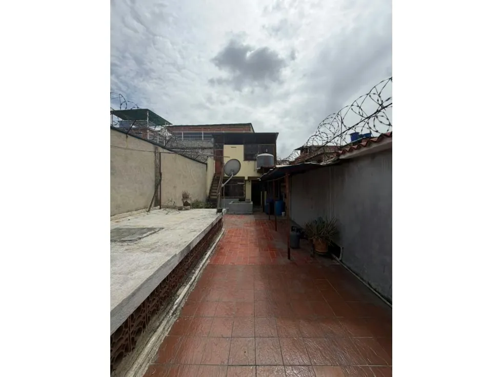 Venta de casa en Catia, calle Argentina, orilla de calle 324m2/9H/6B - 28