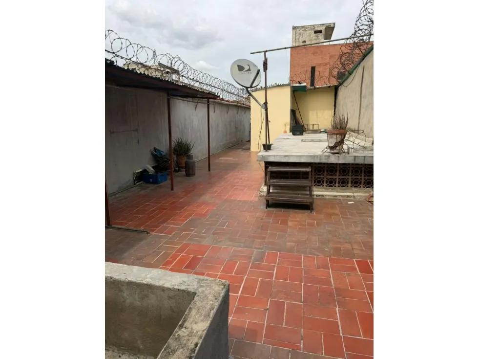 Venta de casa en Catia, calle Argentina, orilla de calle 324m2/9H/6B - 29