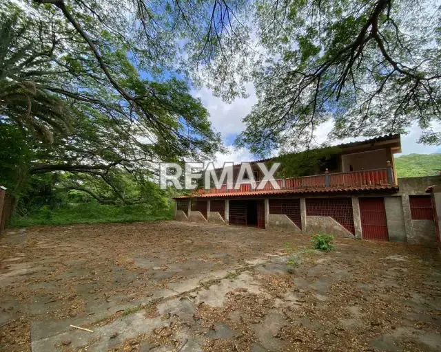 OPORTUNIDAD ÚNICA: EN VENTA LOCAL COMERCIAL + 2 APTS SOBRE 2.128 M² + 1,064M² DE TERRENO EN MARGARITA. ¡EL ACTIVO ESTRATÉGICO QUE NECESITAS PARA CRECER CON VISIÓN, SOLIDEZ Y CERCANÍA AL MAR!