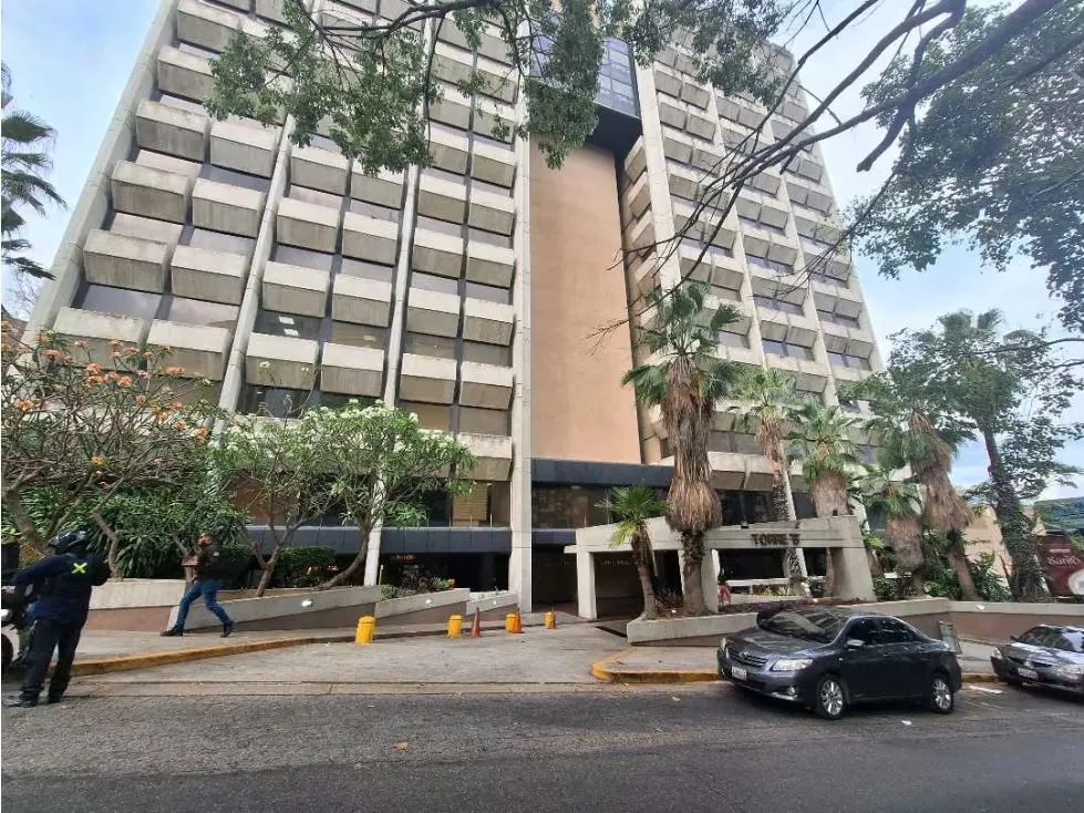 Se vende oficina de 135m2 ubicada en el Centro Profesional Santa Paula