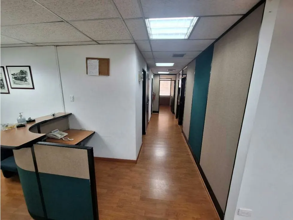Se vende oficina de 135m2 ubicada en el Centro Profesional Santa Paula - 11