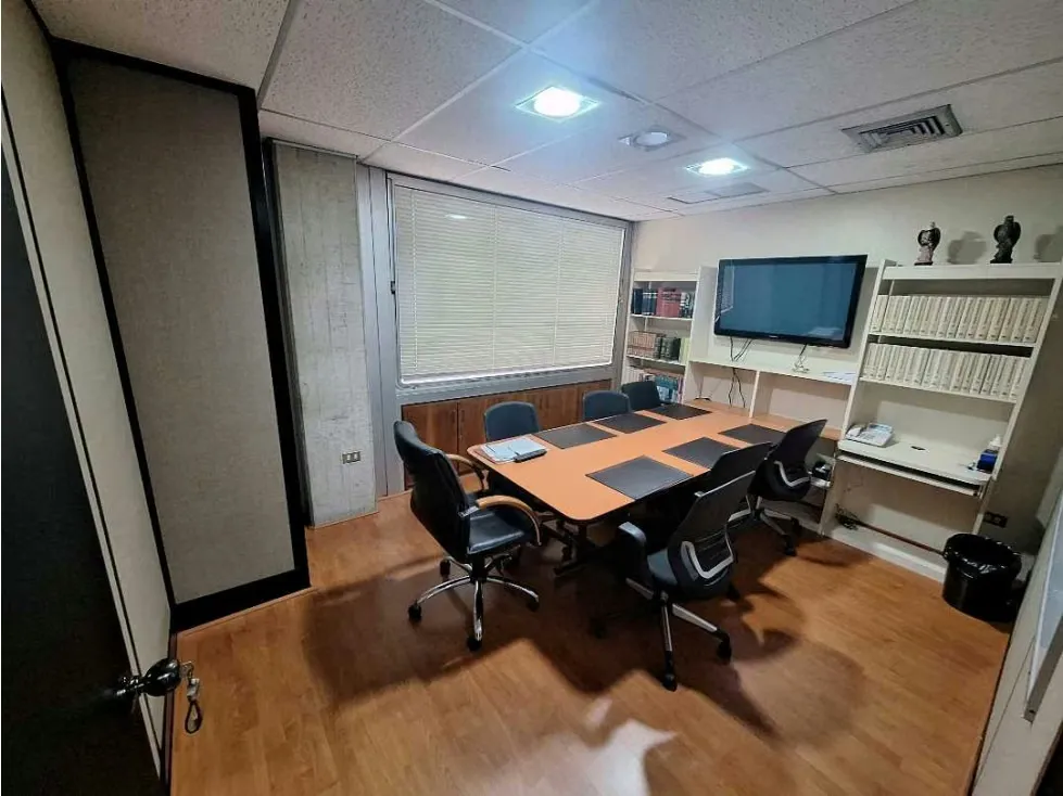 Se vende oficina de 135m2 ubicada en el Centro Profesional Santa Paula - 13