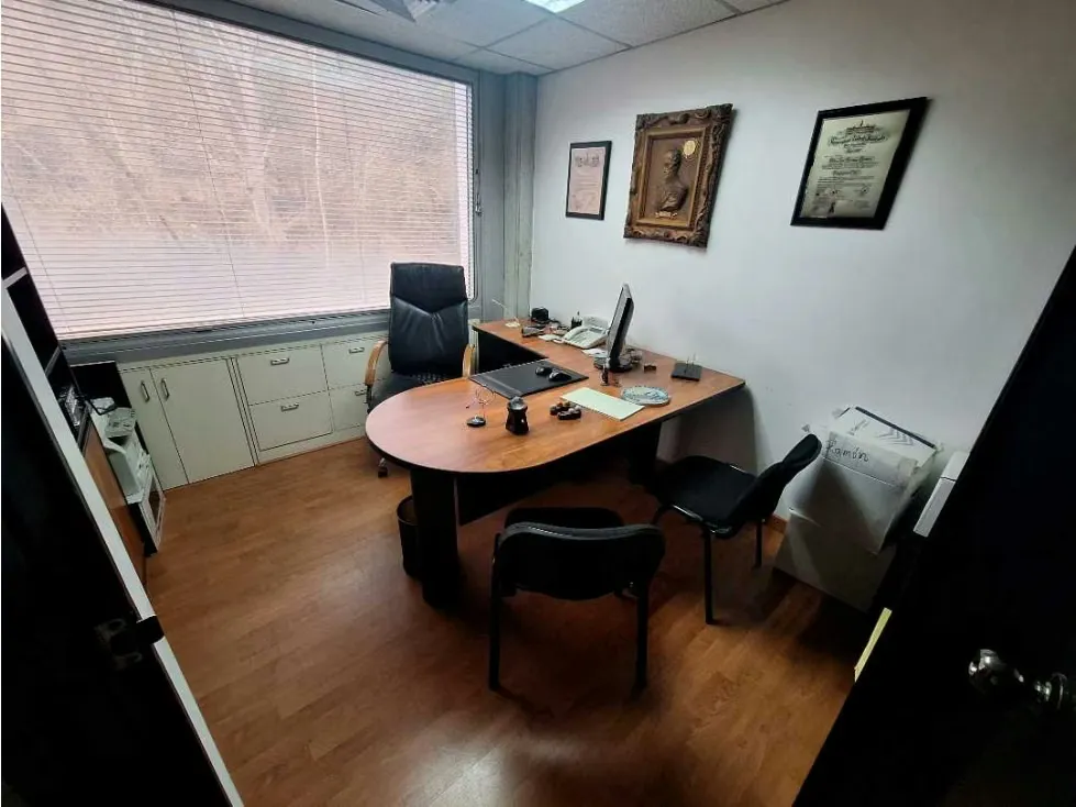 Se vende oficina de 135m2 ubicada en el Centro Profesional Santa Paula - 29