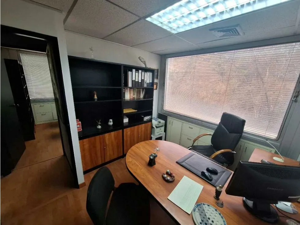 Se vende oficina de 135m2 ubicada en el Centro Profesional Santa Paula - 31