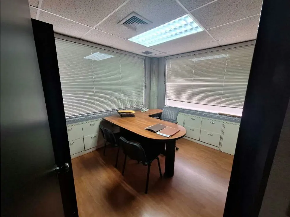 Se vende oficina de 135m2 ubicada en el Centro Profesional Santa Paula - 33