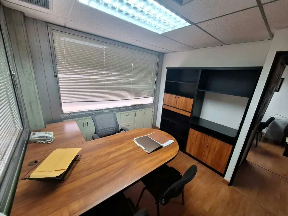 Se vende oficina de 135m2 ubicada en el Centro Profesional Santa Paula - 35