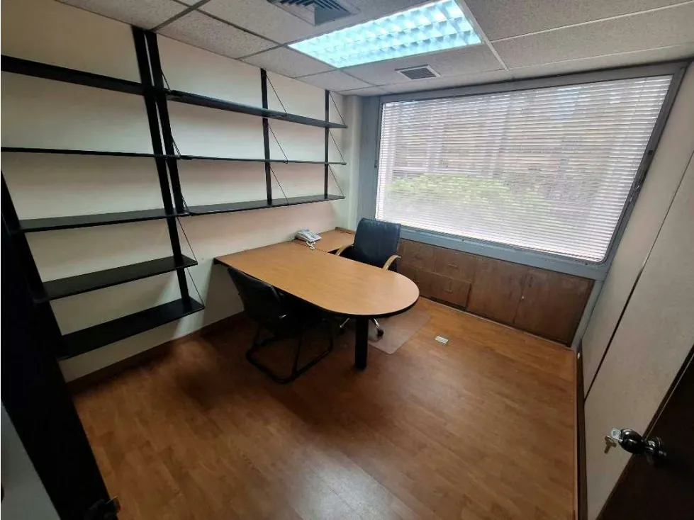 Se vende oficina de 135m2 ubicada en el Centro Profesional Santa Paula - 39