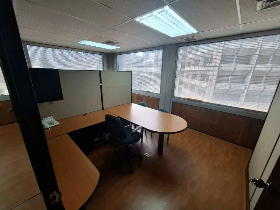 Se vende oficina de 135m2 ubicada en el Centro Profesional Santa Paula - 41