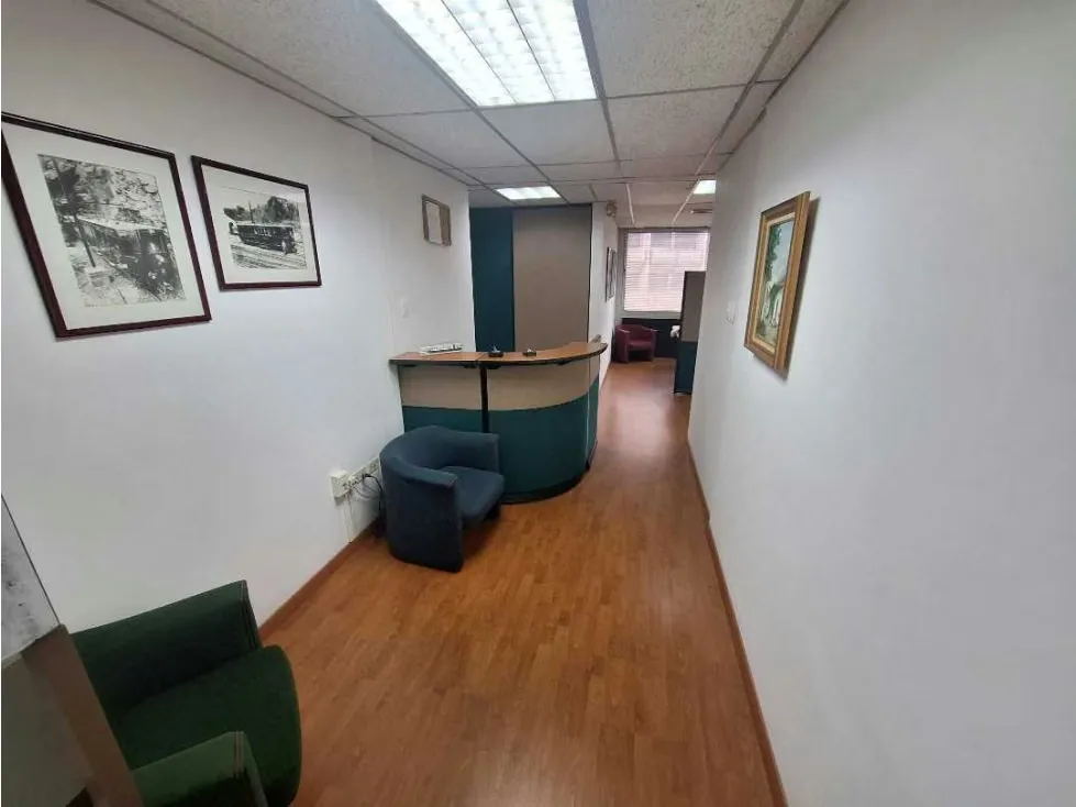 Se vende oficina de 135m2 ubicada en el Centro Profesional Santa Paula - 9