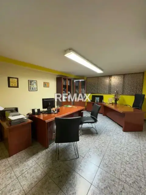 EN ALQUILER AREA ADMINISTRATIVA DE 6 OFICINAS AV. ARAGUA