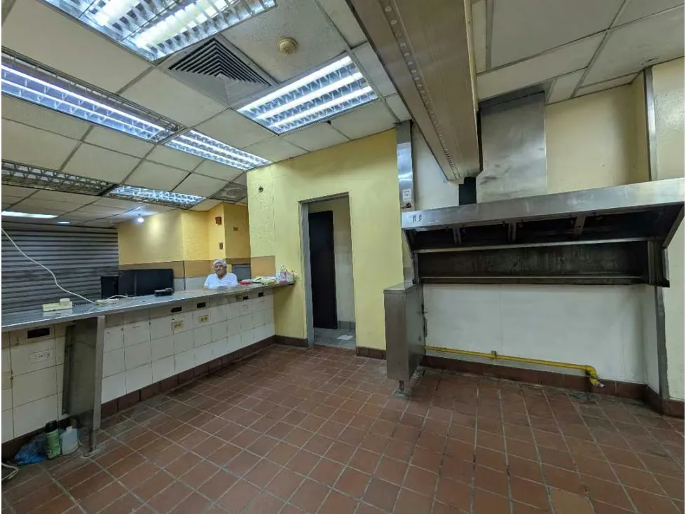 Local 279 m² frente al Metro Parque Central | 3 entradas | Av. Lecuna - 11