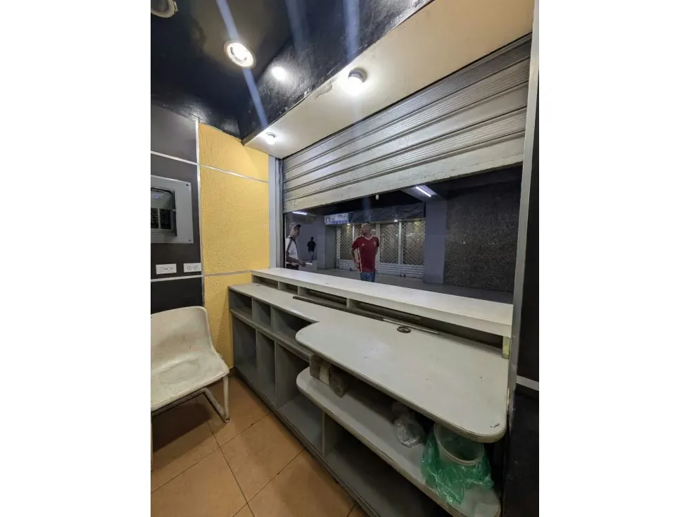 Local 279 m² frente al Metro Parque Central | 3 entradas | Av. Lecuna - 14