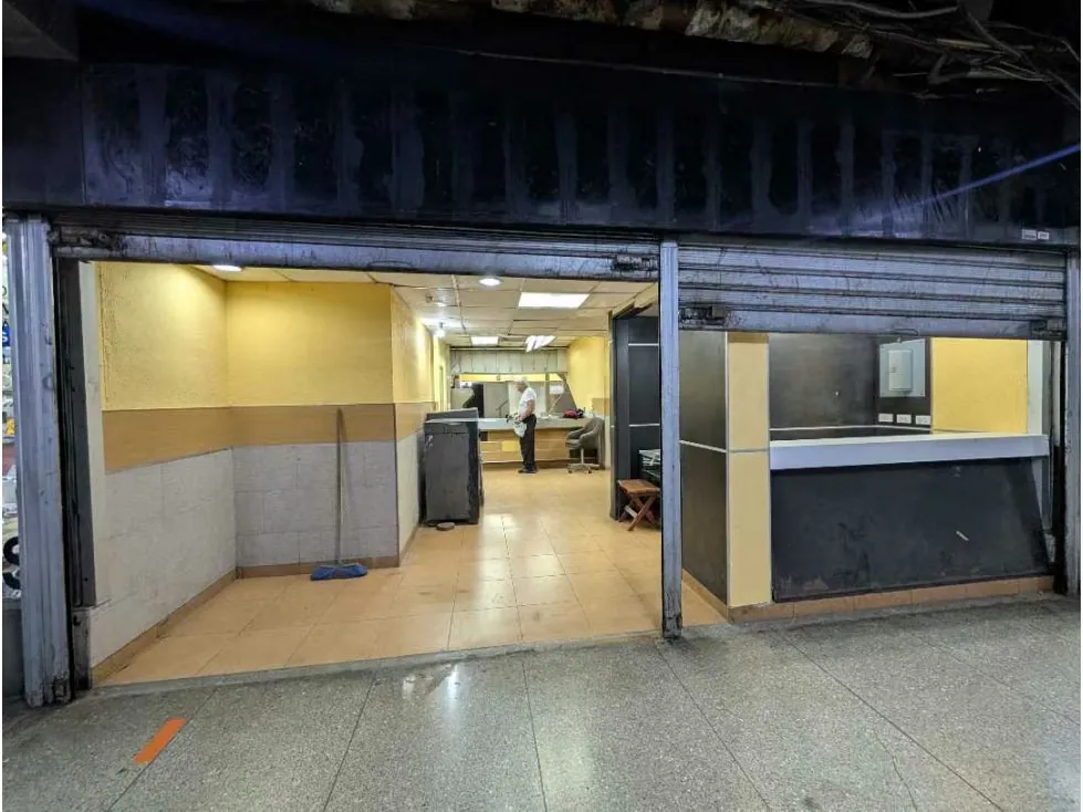 Local 279 m² frente al Metro Parque Central | 3 entradas | Av. Lecuna - 18