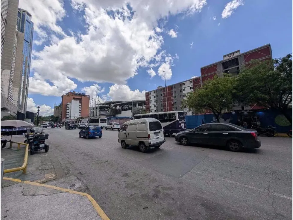 Local 279 m² frente al Metro Parque Central | 3 entradas | Av. Lecuna - 3