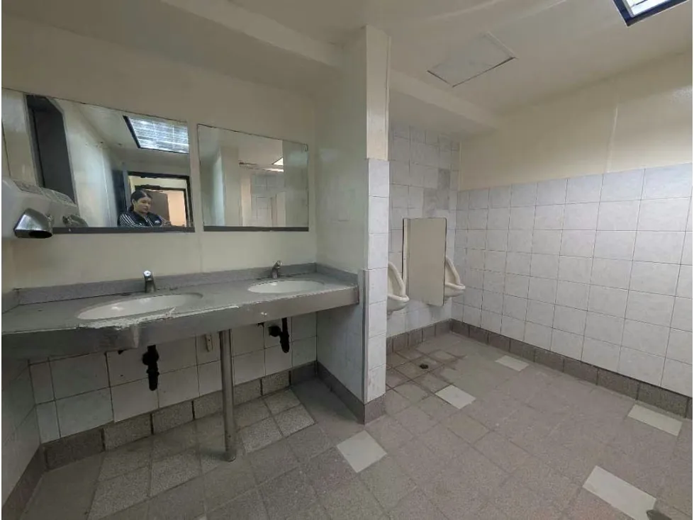 Local 279 m² frente al Metro Parque Central | 3 entradas | Av. Lecuna - 21