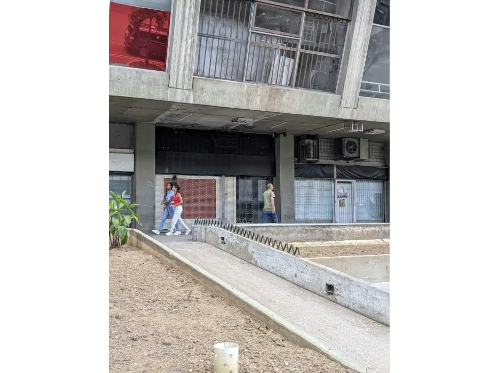 Local 279 m² frente al Metro Parque Central | 3 entradas | Av. Lecuna - 5