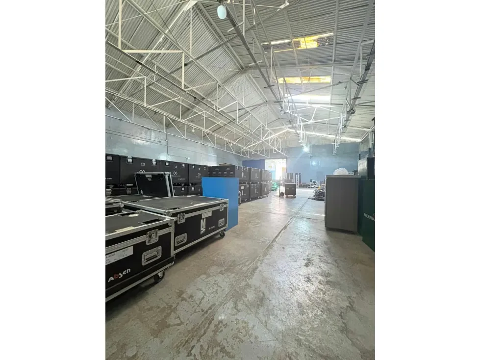Alquilo galpón 2800m2 Boleíta 3291 - 2