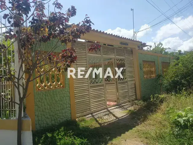 Venta Casa con Terreno Sector Tres Picos Malariología, Cumana Estado Sucre