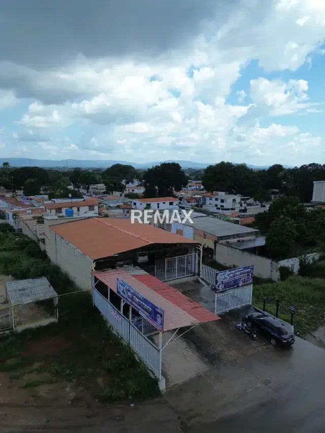Venta Galpón con doble acceso independiente (Av. Principal Los Caobos - Autopista Sur).