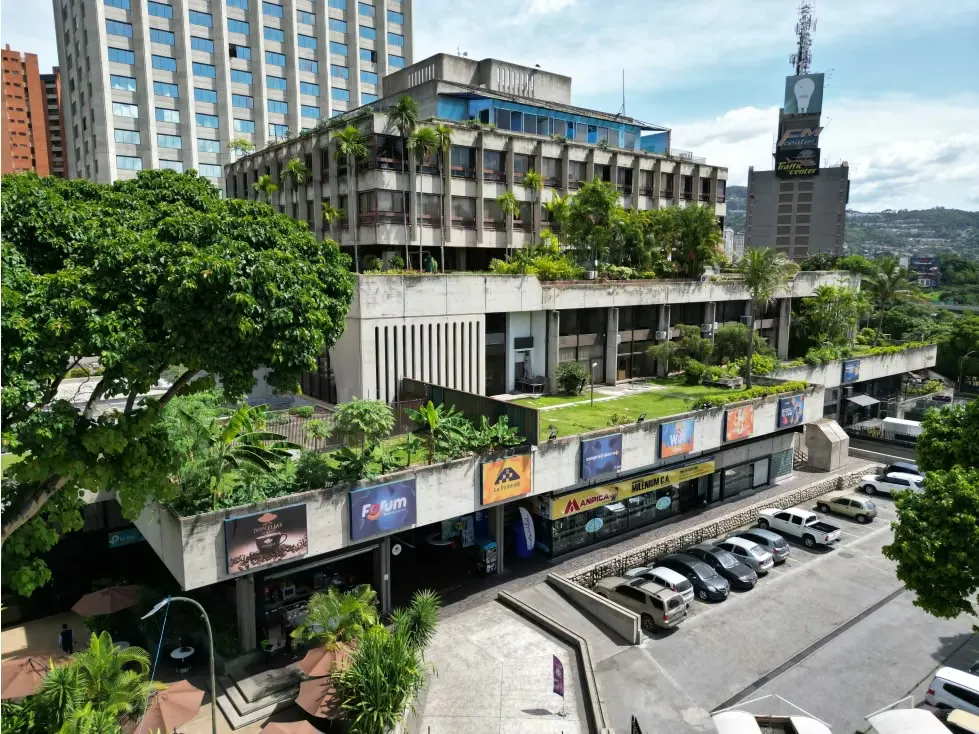 Vendo/alquilo oficina 220m2 C.C. La Pirámide Prados Del Este 9552