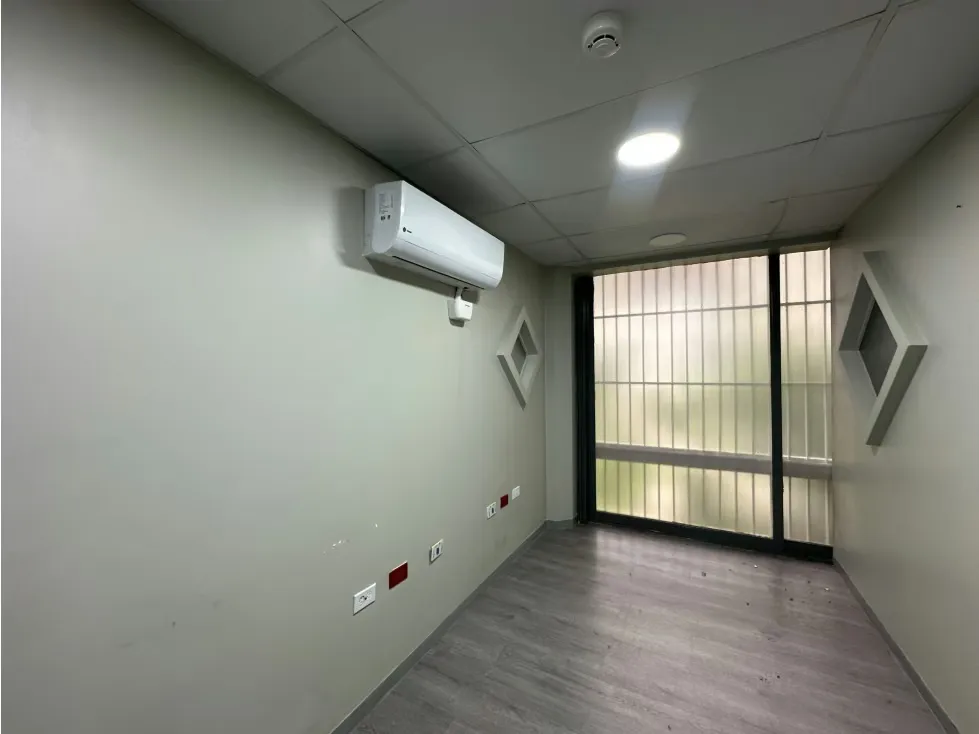 Vendo/alquilo oficina 220m2 C.C. La Pirámide Prados Del Este 9552 - 11