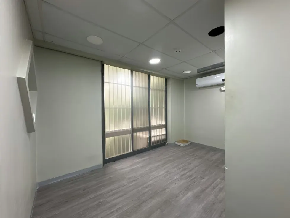 Vendo/alquilo oficina 220m2 C.C. La Pirámide Prados Del Este 9552 - 12