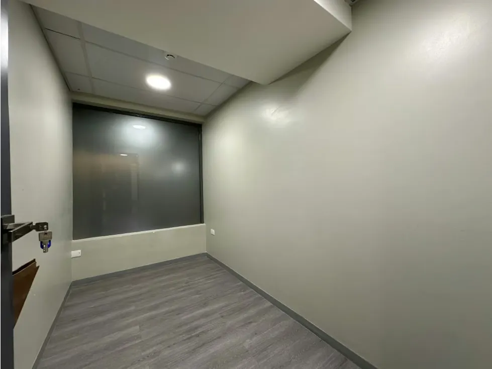 Vendo/alquilo oficina 220m2 C.C. La Pirámide Prados Del Este 9552 - 5