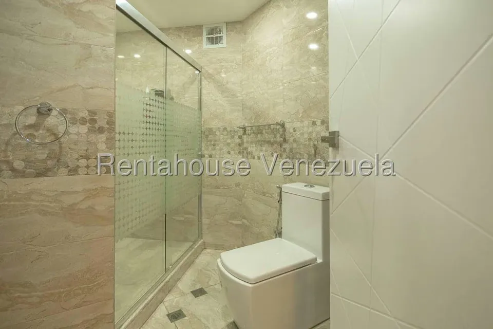 Apartamento (1 Nivel) en Alquiler en Colinas de Valle Arriba, Distrito Metropolitano - 36