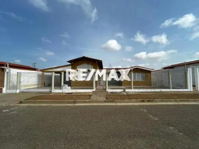 EN VENTA, HERMOSA CASA EN JUDIBANA