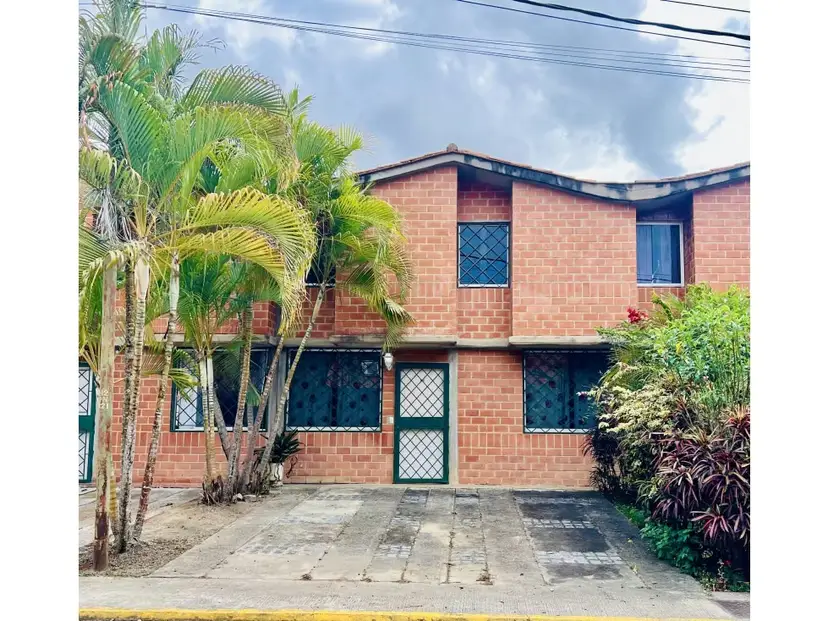 TOWNHOUSE EN VALLES DE CHARA 120 M2, 3 HAB, 2 BAÑOS Y 2 P/E