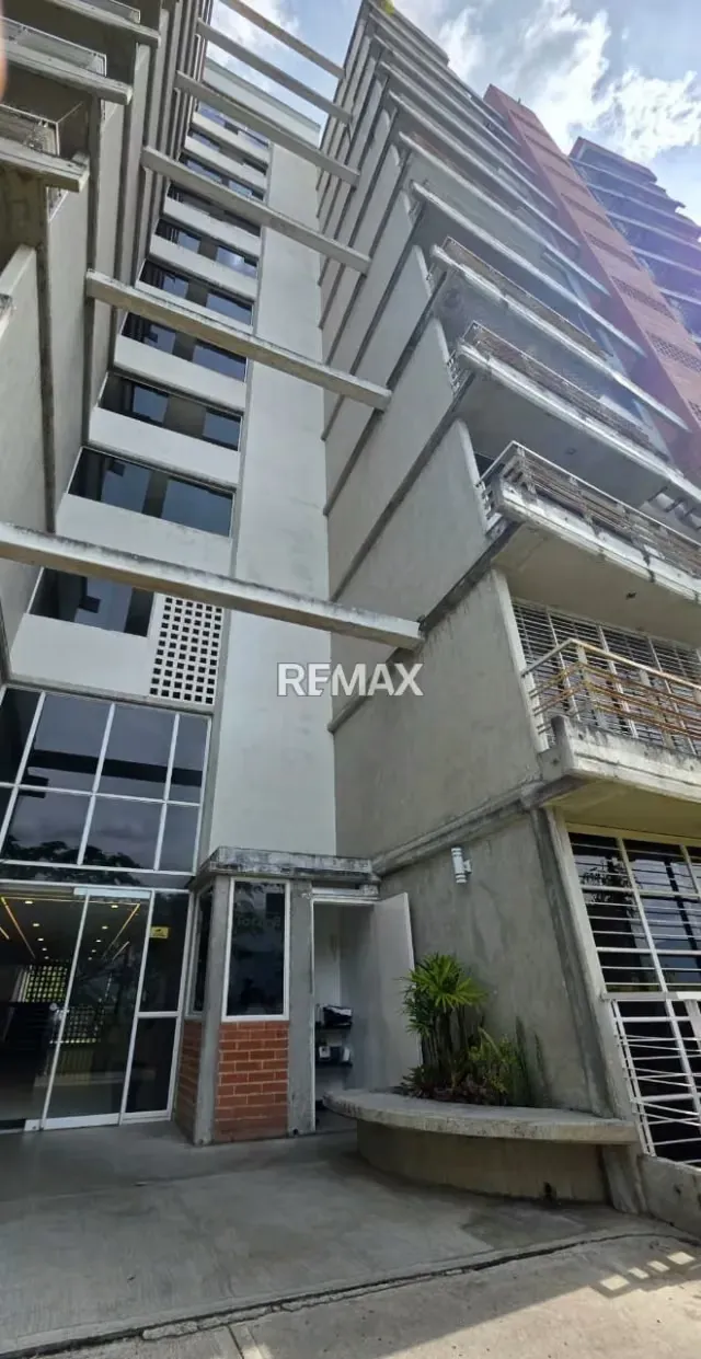 Venta de Comodo Apartamento en Las Haciendas con bella vista e iluminacion - 2