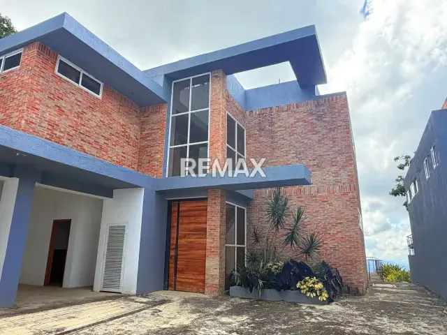 Casa de tres niveles en obra gris la campera