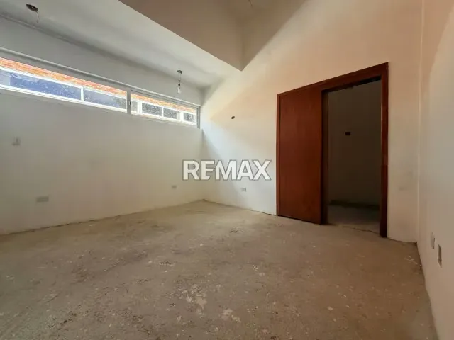 Casa de tres niveles en obra gris la campera - 13