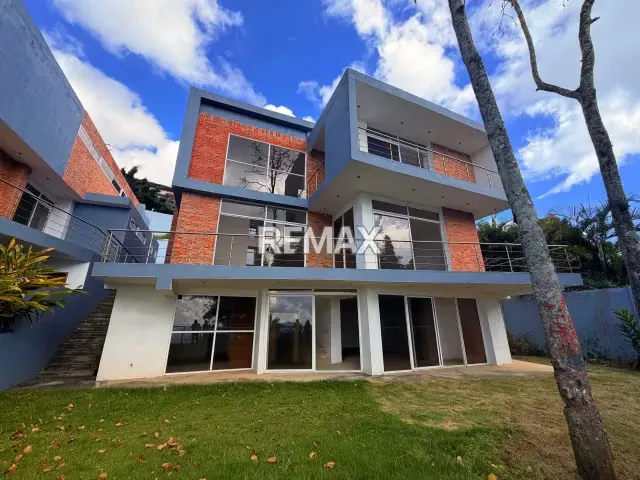 Casa de tres niveles en obra gris la campera - 2