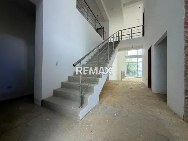 Casa de tres niveles en obra gris la campera - 4