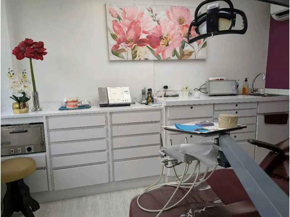 Alquilo cubículo en consultorio odontologico Las Mercedes 8963 - 2