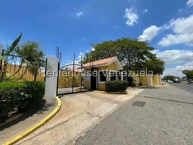 Townhouse (Multiples Niveles) en Venta en Kilometro 4, Zulia - 2