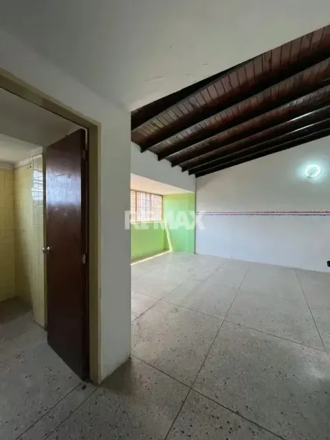ACCESIBLE OFICINA EN VENTA. EDIFICIO DOÑA TIA .ACARIGUA ESTADO PORTUGUESA. - 4